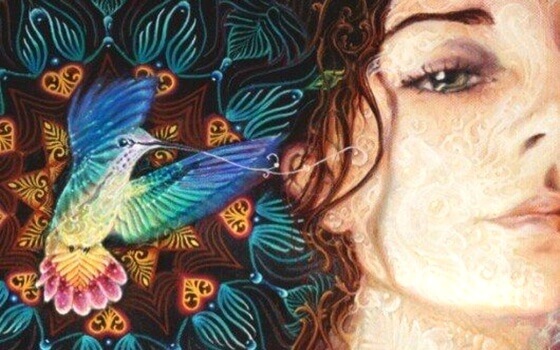 Mulher com beija-flor colorido