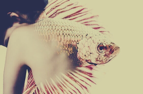 Mulher com peixe nas costas