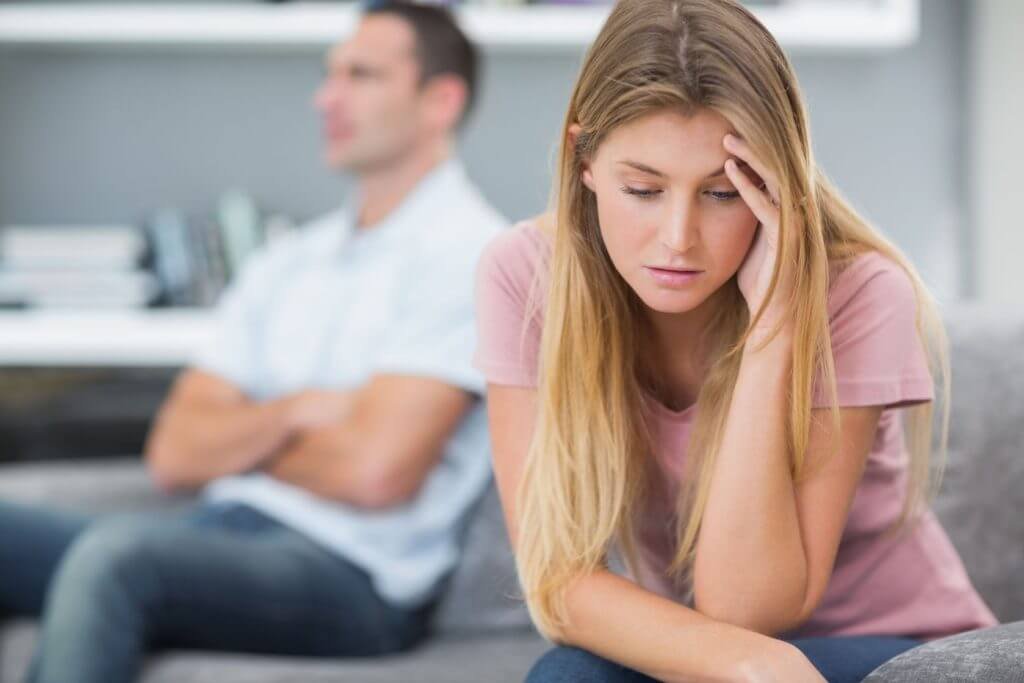 Casal sofrendo com a codependência emocional