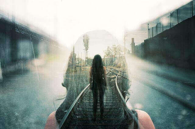 Mulher em trilho de trem