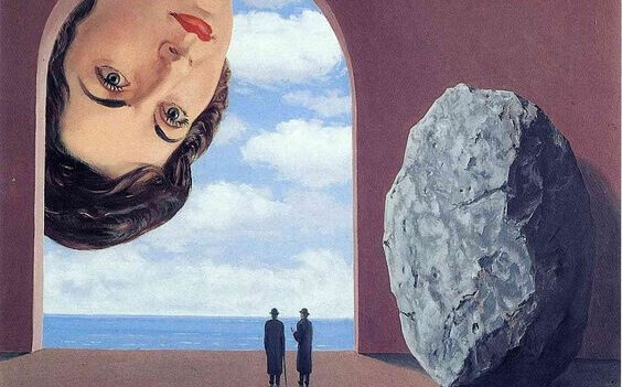 Mulher observando para ouvir a voz da experiência