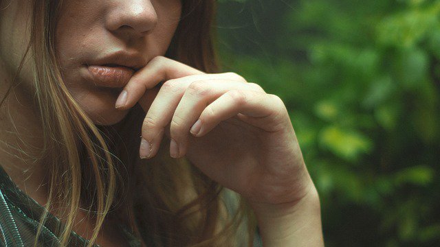 mulher-pensando-em-seus-problemas Se você acreditar que tem um problema, terá um problema