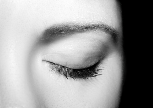 Mulher de olhos fechados