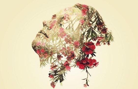 Rosto de mulher com flores