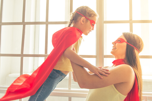 Mãe e filha brincando de super-herói