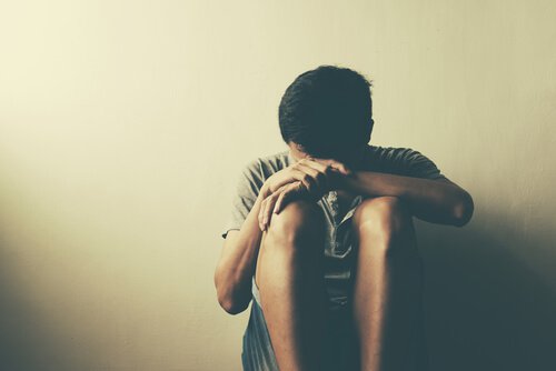 Jovem sofrendo por ser julgado