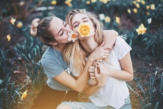 Amigas felizes se divertindo