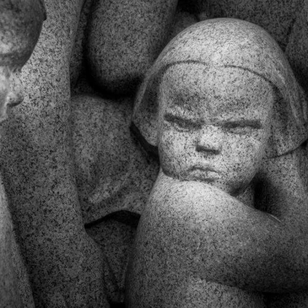 amigos-com-raiva Estátua representando inveja patológica
