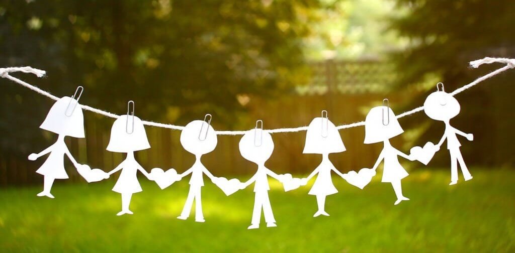 Varal com figuras de crianças penduradas