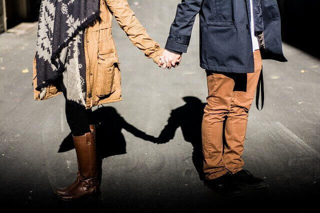 Casal caminhando de mãos dadas