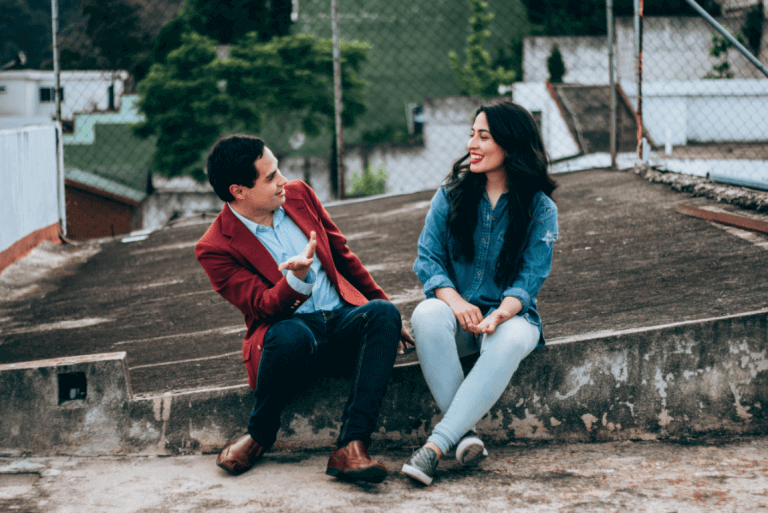Amigos conversando e rindo