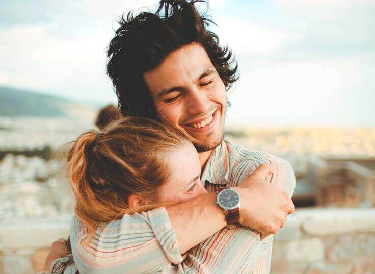 Casal de abraçando carinhosamente
