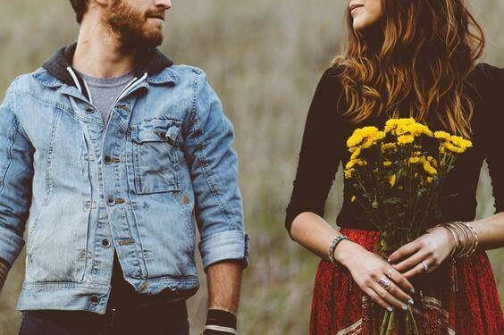 Casal nos primeiros estágios no namoro