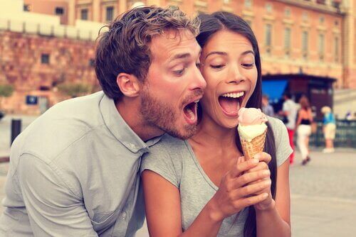 casal-tomando-sorvete Você sabe quais são as vantagens de ser uma pessoa brincalhona?