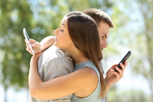 Casal prestando atenção no celular