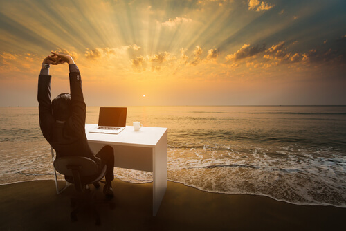 feliz-no-trabalho Felicidade no trabalho: ingenuidade ou realidade?