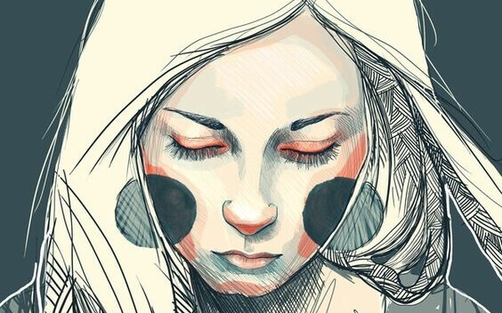 Mulher com o olhar baixo