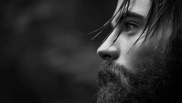 Homem com barba pensando na depressão