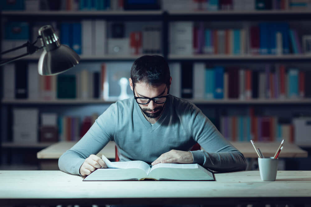 Homem seguindo recomendações para estudar melhor