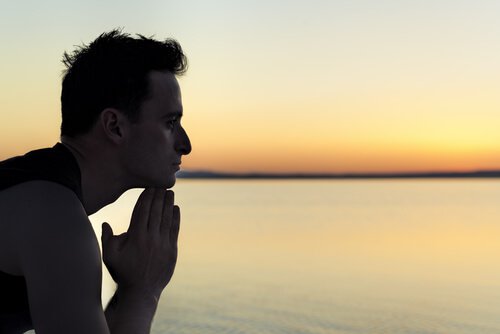 Homem pensando em sua vida no por do sol