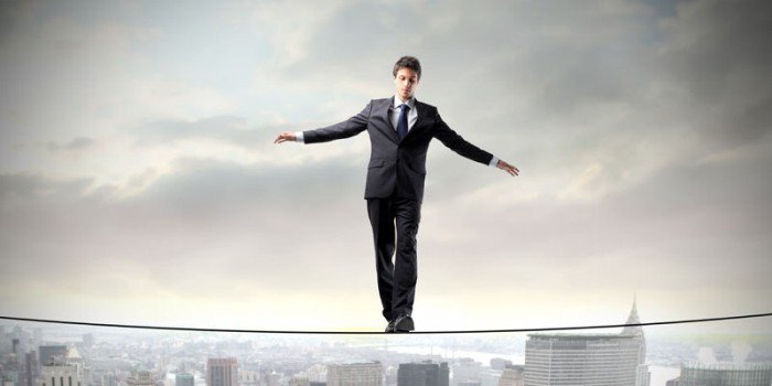 Homem se equilibrando em corda bamba