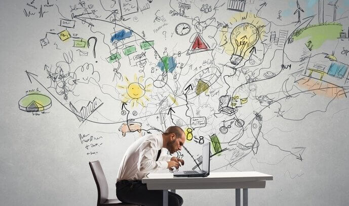 Homem inteligente trabalhando