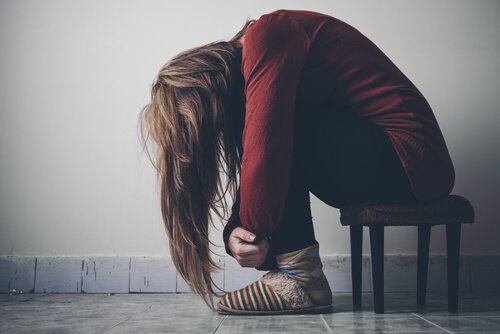 Mulher triste por ser julgada pela sociedade