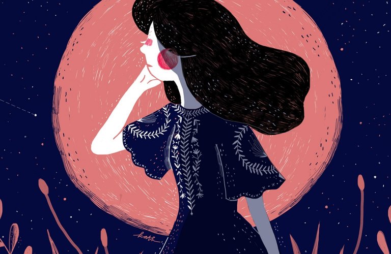 Mulher diante de lua cor-de-rosa