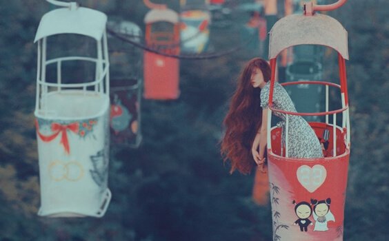 Menina de cabelos longos em teleférico