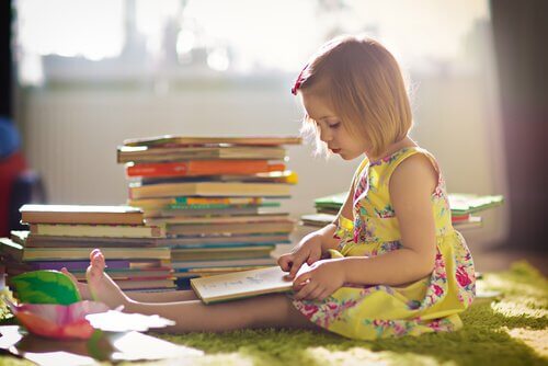 menina-lendo-livros Como educar crianças que acreditam em si mesmas