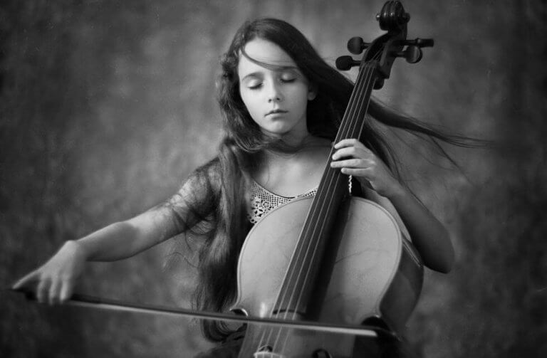 Menina tocando violoncelo