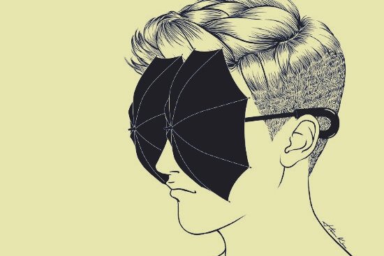 Homem com os olhos cobertos por guarda-chuvas