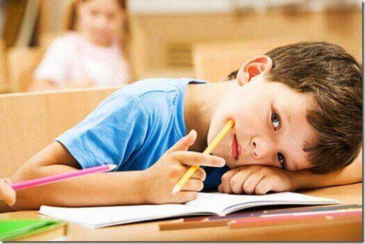 Menino estudando na escola