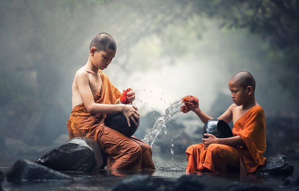 Os monges budistas e a religião