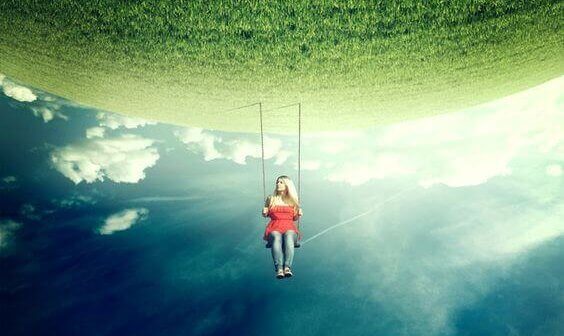 Menina em balanço de ponta-cabeça