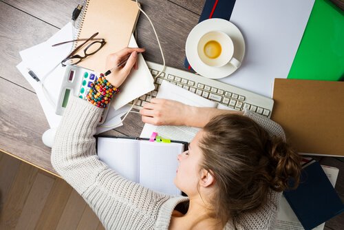 Jovem cansada de tanto estudar