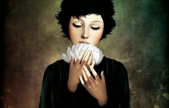 Mulher com flor branca nas mãos