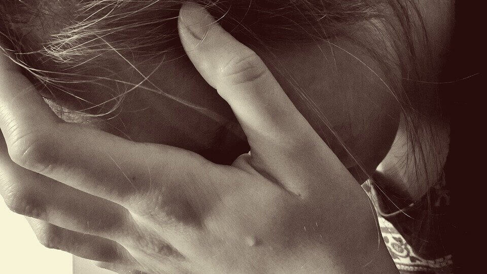 Mulher sofrendo com inveja patológica