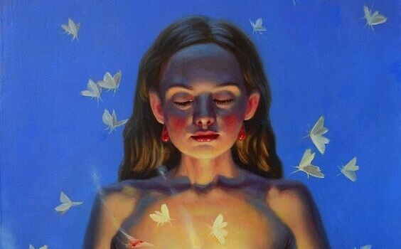 Mulher de olhos fechados com borboletas ao redor