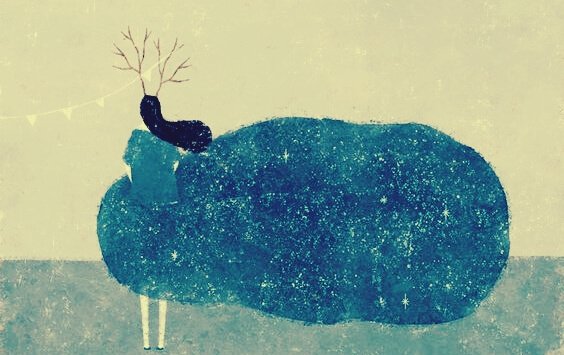 Mulher com galhos na cabeça