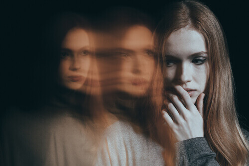 mulher-com-fobia-social-reflexos Mulher que sente fobia social