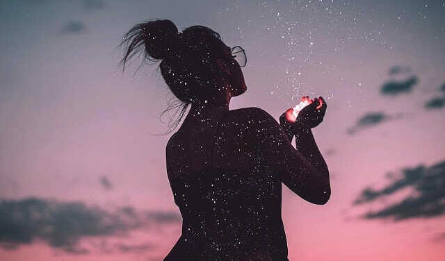 mulher-com-luz-entre-as-maos Mulher que aprendeu a perceber com o coração