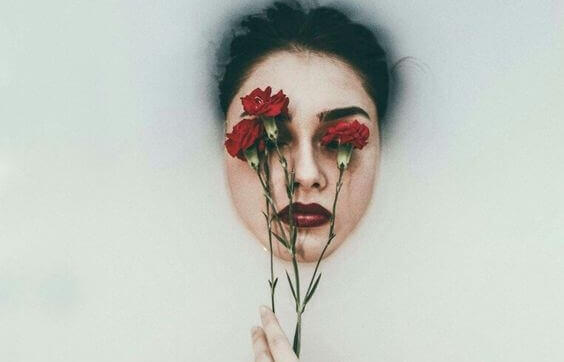 Mulher com rosas nos olhos