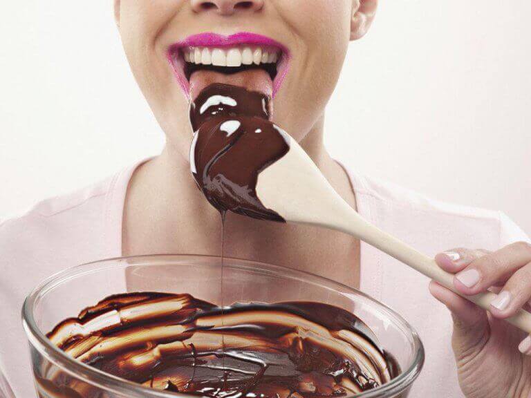 Mulher comendo chocolate derretido