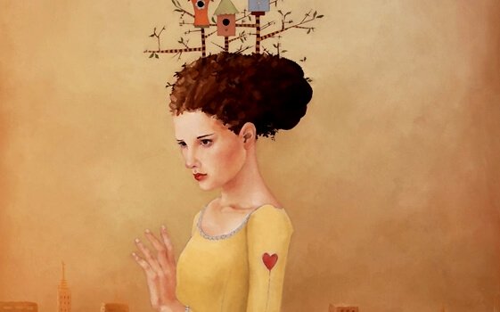 Mulher pensando nas características das pessoas corajosas