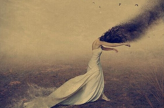 Mulher com cabelo de bichos voando