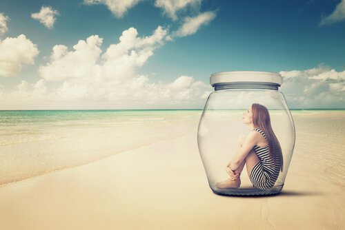 Mulher presa em pote de vidro na praia