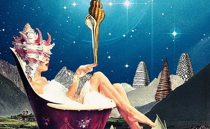 Mulher tomando banho de banheira