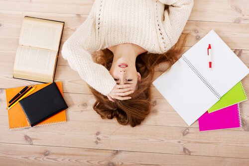 Mulher estressada por causa do trabalho