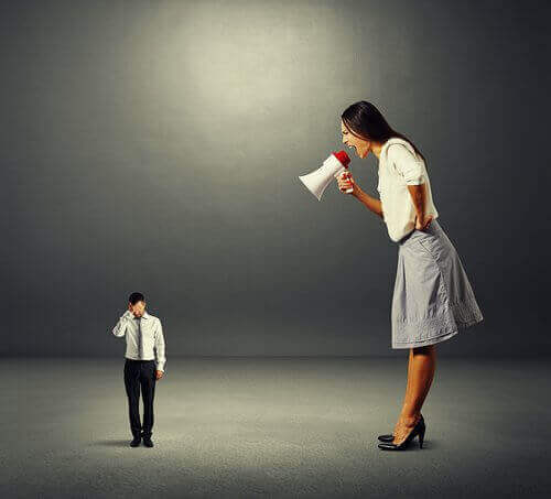 Mulher gritando com homem pequeno